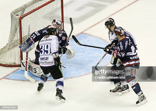 Ryan Ramsay, Torwart Kevin Nastiuk, Jens Baxmann, Zweikampf, Aktion, Spielszene, , EHC Eisbaeren Eisbären Berlin - Straubing Tigers, Sport,...