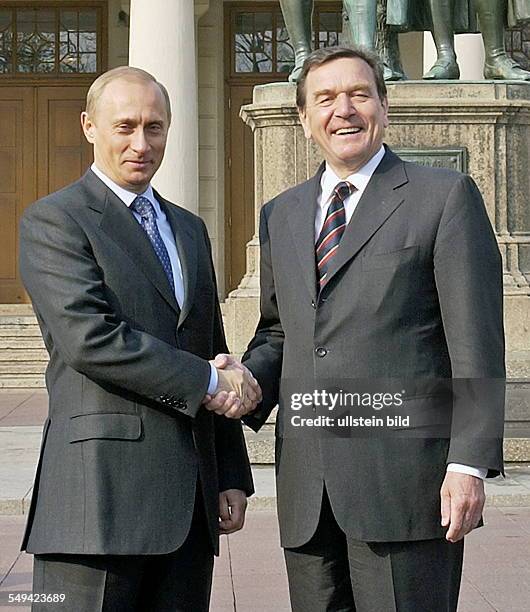Der russische Praesident Wladimir Putin, links, und Bundeskanzler Gerhard Schroeder, rechts, waehrend der deutsch-russischen Konsultationen vor dem...