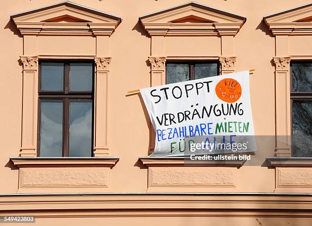 Deutschland / Berlin / Kreuzberg / Arnndtstraße Eine Flagge hängt vor einem Fenster. Flagge zeigen - Fuer bezahlbare Mieten. Widerstand zeigen gegen...