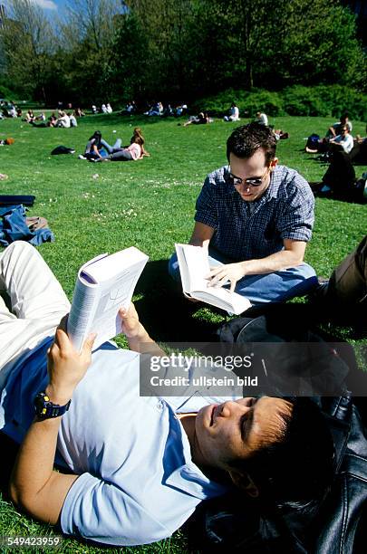 Germany, Essen: University Essen.- Students on the meadow.