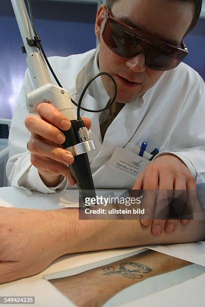 Germany, Essen, medicine physicist and non-medical practitioner Holger May, manager of the Laser Forum Essen. A patient during a laser treatment....