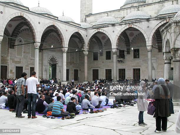 Glaeubige im Innenhof der Sultan-Ahmed-Moschee beim Freitagsgebet