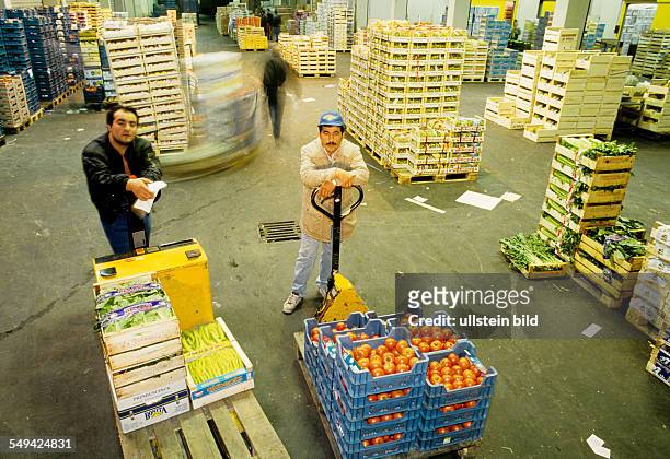 Germany, Duesseldorf, 1999: Turks in Germany.- Wholesale market; the import-export GmbH Marmara in the morning. Orders are dispatched.