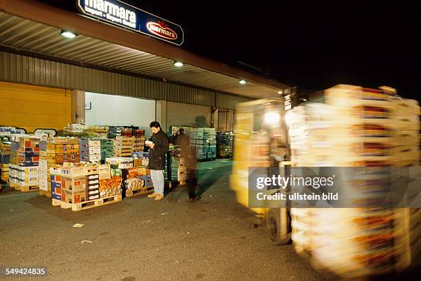 Germany, Duesseldorf, 1999: Tuerks in Germany.- Wholesale market; the import-export GmbH Marmara in the morning. Orders are dispatched.