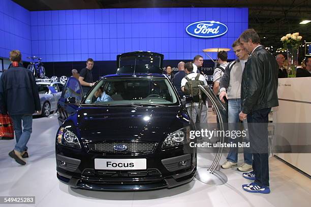 Germany, Essen: EMS - Essen Motor Show.- International fair for automobiles, tuning und classics; visitors at the stand of FORD.