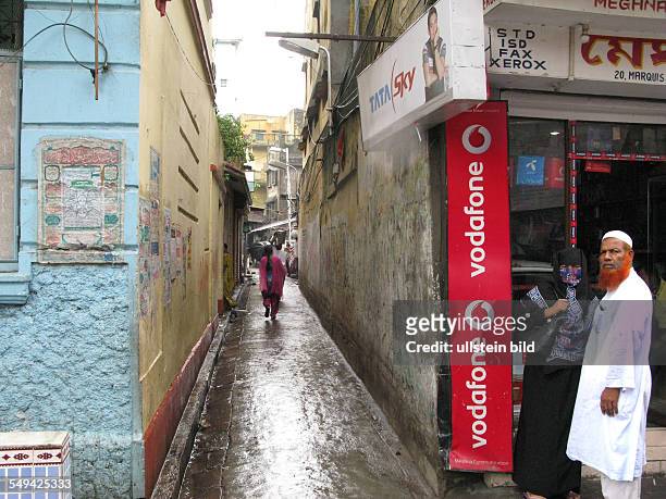 Indien, Westbengalen, Kalkutta - Strassenszene im Zentrum Kalkuttas, Vodafone-Laden