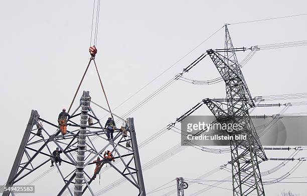 In order of the company Amprion / RWE, workers set up a high-voltage mast