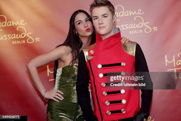 Madame Tussauds Berlin: Schauspielerin Sila Sahin weiht die Wachsfigur von Sänger Justin Bieber ein