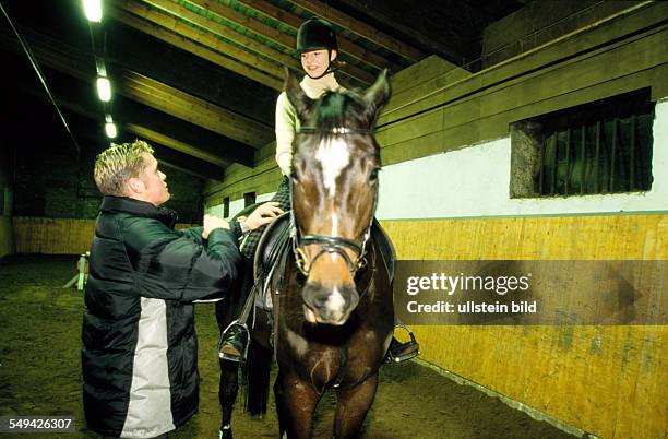 Deutschland: Freizeit.- Jugendliche beim Reiten in einer Halle. L DEU, Germany: Free time.- Young persons riding in a hall.