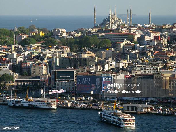 Faehrhafen in Eminoenue und im Hintergrund die Sultan Ahmet Moschee