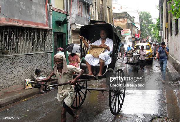 Indien, Westbengalen, Kalkutta - Rikscha-Wallah mit seiner handgezogenen Rikscha