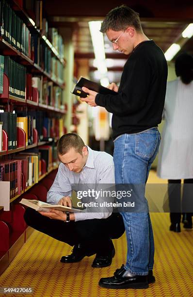 Germany, Dortmund: University Dortmund.- Students in the library.