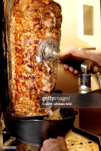 Germany, Essen: Turkish businessmen in Germany.- Doner kebab snack bar Galata; doner kebab with chicken.