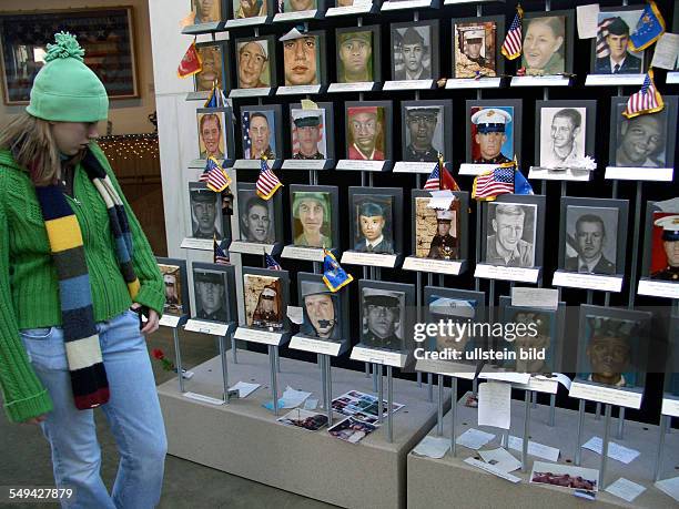 Arlington National Cemetery, Bildergalerie Faces of the Fallen, eine Galerie von gemalten Portraits, zum Gedenken an die gefallenen Soldaten im...