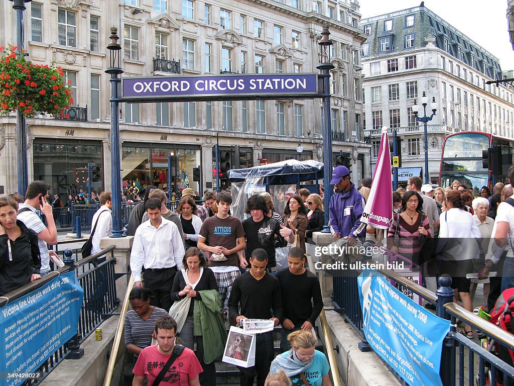 Strassenszene an der U-Bahnstation Oxford Circus