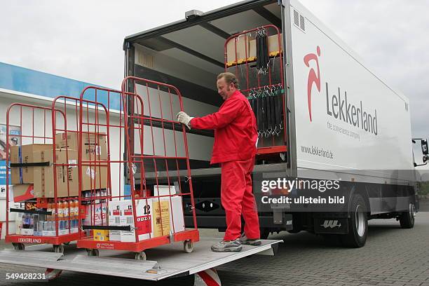 Germany, Lekkerland.- Delivery of goods.