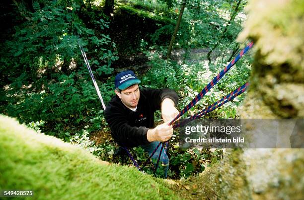 Germany, Swabian Alb, 01.-: Team Craft, Manager Survival Training.- Manager of Carl Zeiss, Daimler Chrysler, Weigle furniture workshops; crossing a...