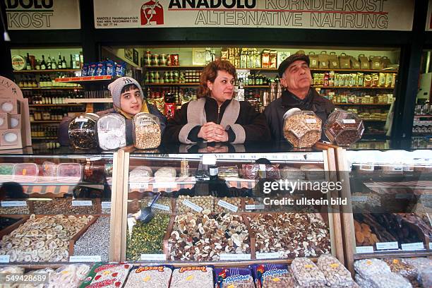 Austria, Vienna: Turks in Vienna.- Turkish delicatessen at the nibbling market; Seyhan Oetzenbas.