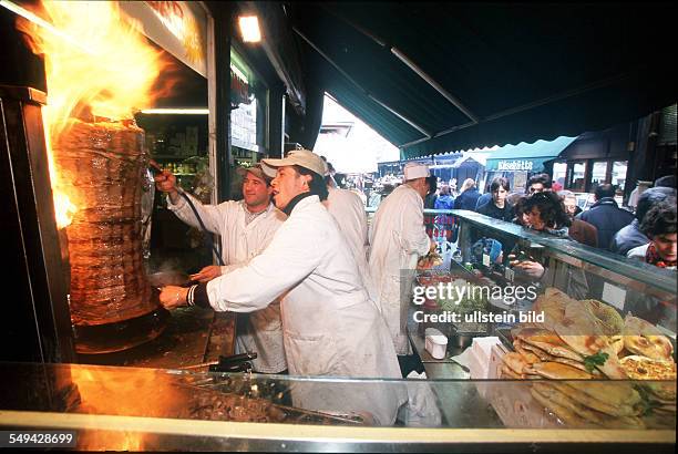 Austria, Vienna: Turks in Vienna.- Nibbling market; preparation of doner kebabs.