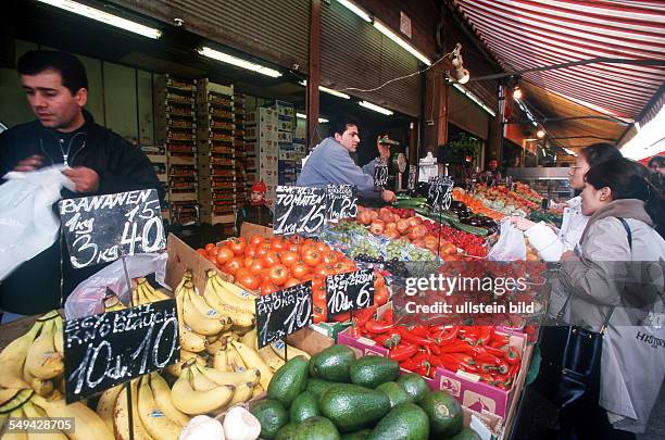 Austria, Vienna: Turks in Vienna.- Nibbling market; vegetables stall.