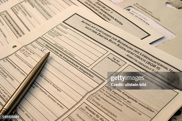 Germany: Politics.- Hartz lV; form for the new unemployment system.