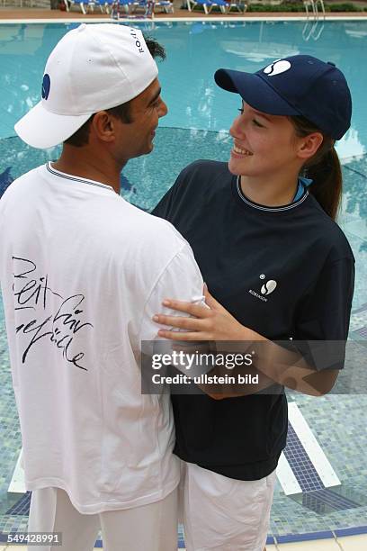 Germany, : Free time.- A couple right next to a swimming pool.