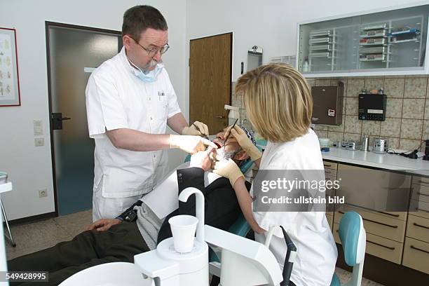 Germany, Luenen: At a dentist.- A Turkish senior citizen during the examination.