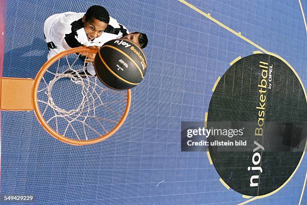 Germany, Cologne: Opel-Challenge-Final. - Look from above at the basket, players and the field.