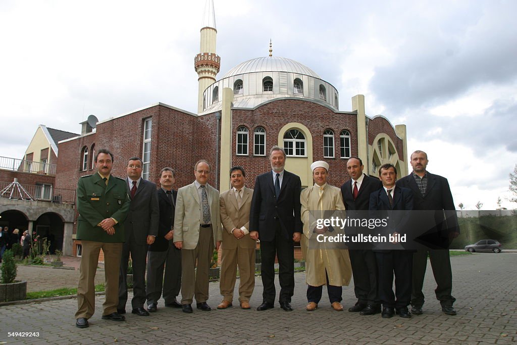 Innenminster Dr. Fritz Behrens in der Moschee, Essen