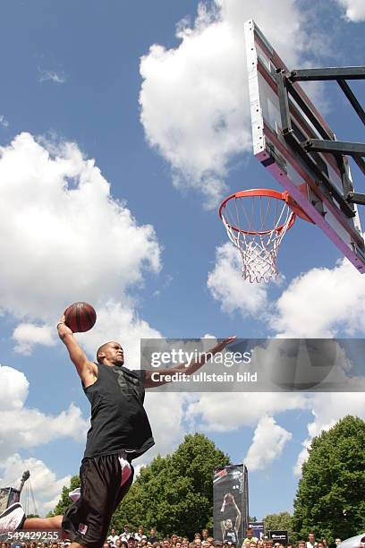 Germany, Munic: Opel-Challenge-Munic. - Look at a basketball player while he is throwing the ball at the basket.