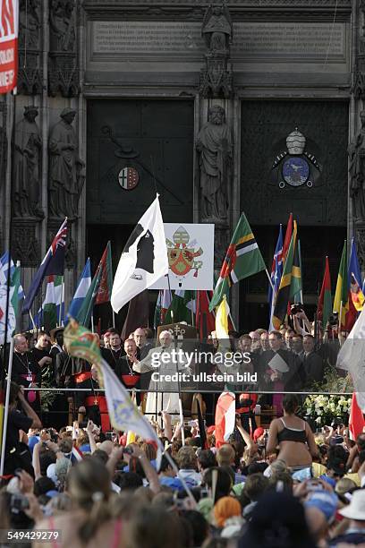 Deutschland, NRW, Koeln: den Papst gesehen; Menschen waehrend des Weltjugendtages 2005 in Koeln.Papst Benedikt der XVI am Koelner Dom, wird von der...