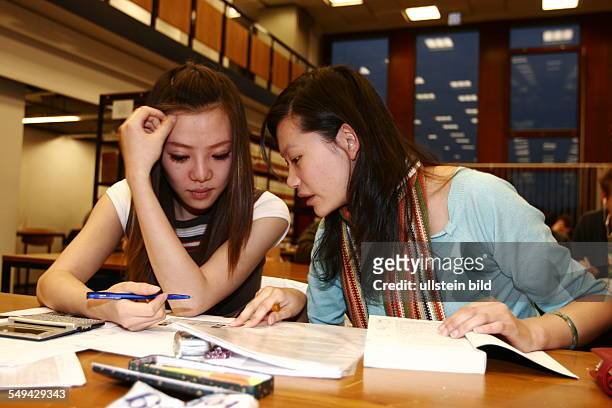 Germany, NRW, Aachen: Zhan Zhang, left side, who came to Aachen for a German course and Na Sun who studies economic engineering are learning together...