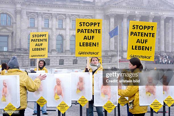 Protest der Umweltschutzorganisation Greenpeace vor dem Berliner Reichstag gegen die Patentierung von menschlichem Leben: Stoppt Patente auf Leben!...