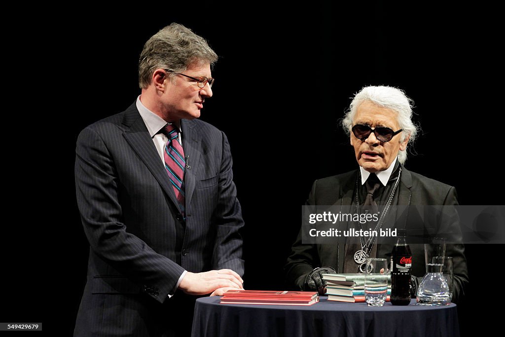 Karl Lagerfeld und Roger Willemsen (l.) bei der lit.COLOGNE in Köln