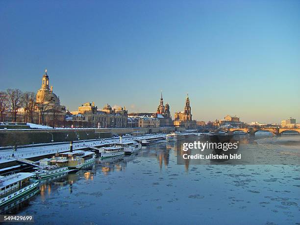 Deutschland: Dresden, Terrassenufer mit Schiffen und Altstadtpanorama im Winter