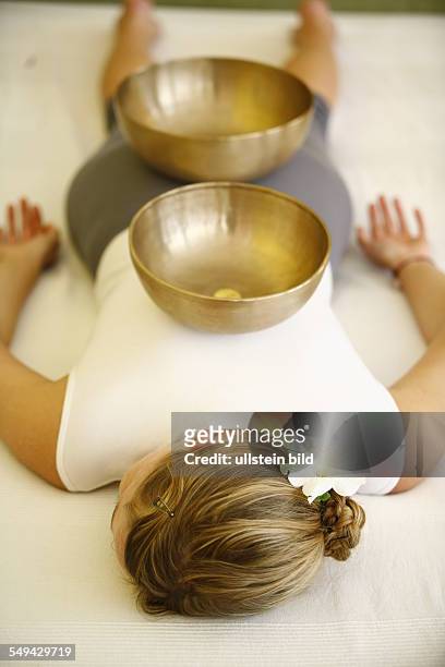 Germany: Soundbowltherapy. A young woman during the soundbowltherapy. MODEL RELEASED, Das Fotoarchiv., Fon.:+49-201-782448, E-Mail:...