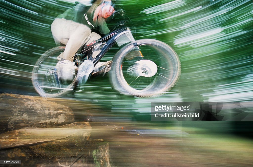 DEU, Germany: Free time.- Cyclists in the wood.