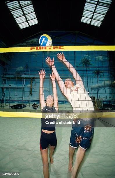 Germany: Free time.- Youth doing sports; indoor beachvolleyball.