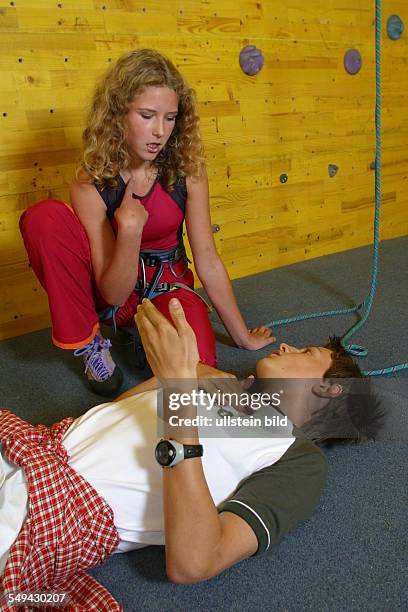 Germany, : Free time/sport.- Two young persons talking in front of a climbing wall; both seems to be angry.