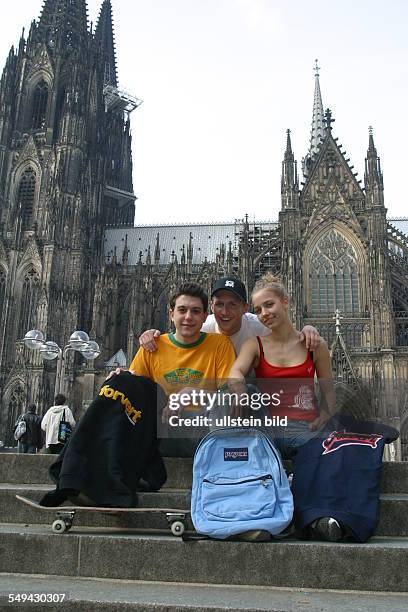 Germany, Cologne: Youth in their free time.- Portraet of friends in front of the cathedral in Cologne.