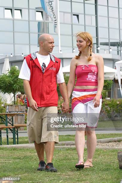 Germany, Neuss: Young persons in their free time.- A young couple in front of the indoor ski hall in Neuss.