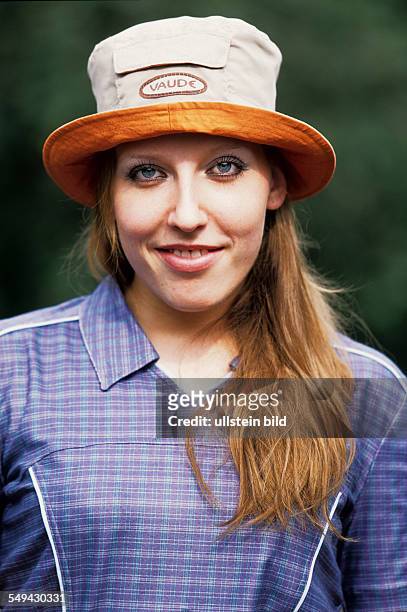 Germany: Free time.- Portrait of a young woman; wearing a hut.