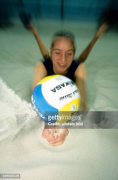 Germany: Free time.- Young woman doing sports; indoor beachvolleyball.