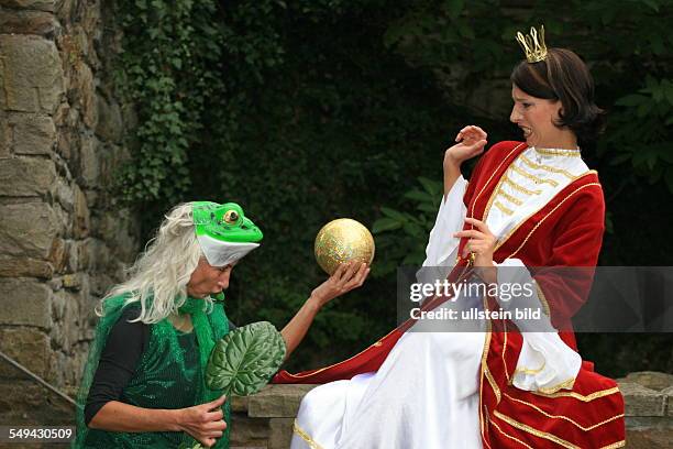 Germany, Fairytales of the brothers Grimm.- Dressed up actors during a performance.