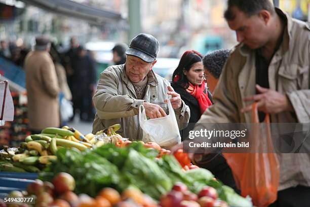 Germany, Duisburg - Marxloh: Weseler Street, green-grocer's. Both Germans and Turks are buy at the turkish green-grocer's.