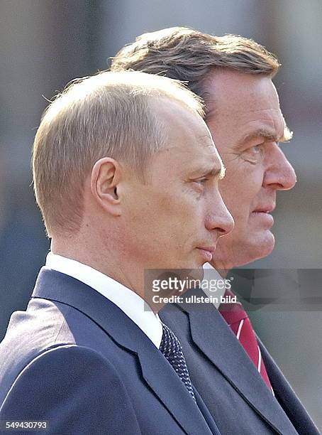 Der russische Praesident Wladimir Putin und Bundeskanzler Gerhard Schröder, rechts, während des Abschreitens der Militärformation bei den...