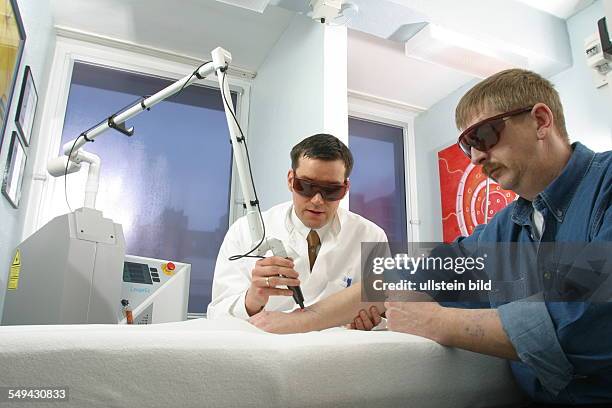 Germany, Essen, medicine physicist and non-medical practitioner Holger May, manager of the Laser Forum Essen. A patient during a laser treatment....