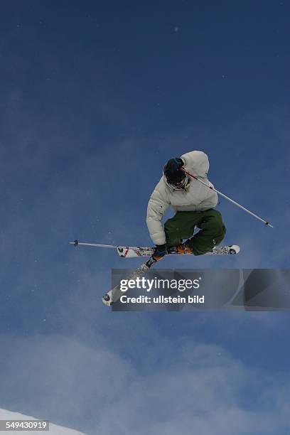 Germany: Free time.- Winter holidays at the Zugspitze; skiing. LZ 360 20030 ]