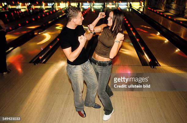 Germany: Free time.- Young persons bowling; at the bowling alley.