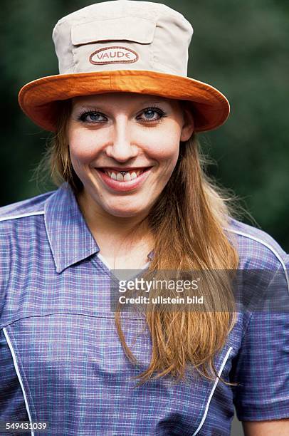 Germany: Free time.- Portrait of a young woman; wearing a hut.